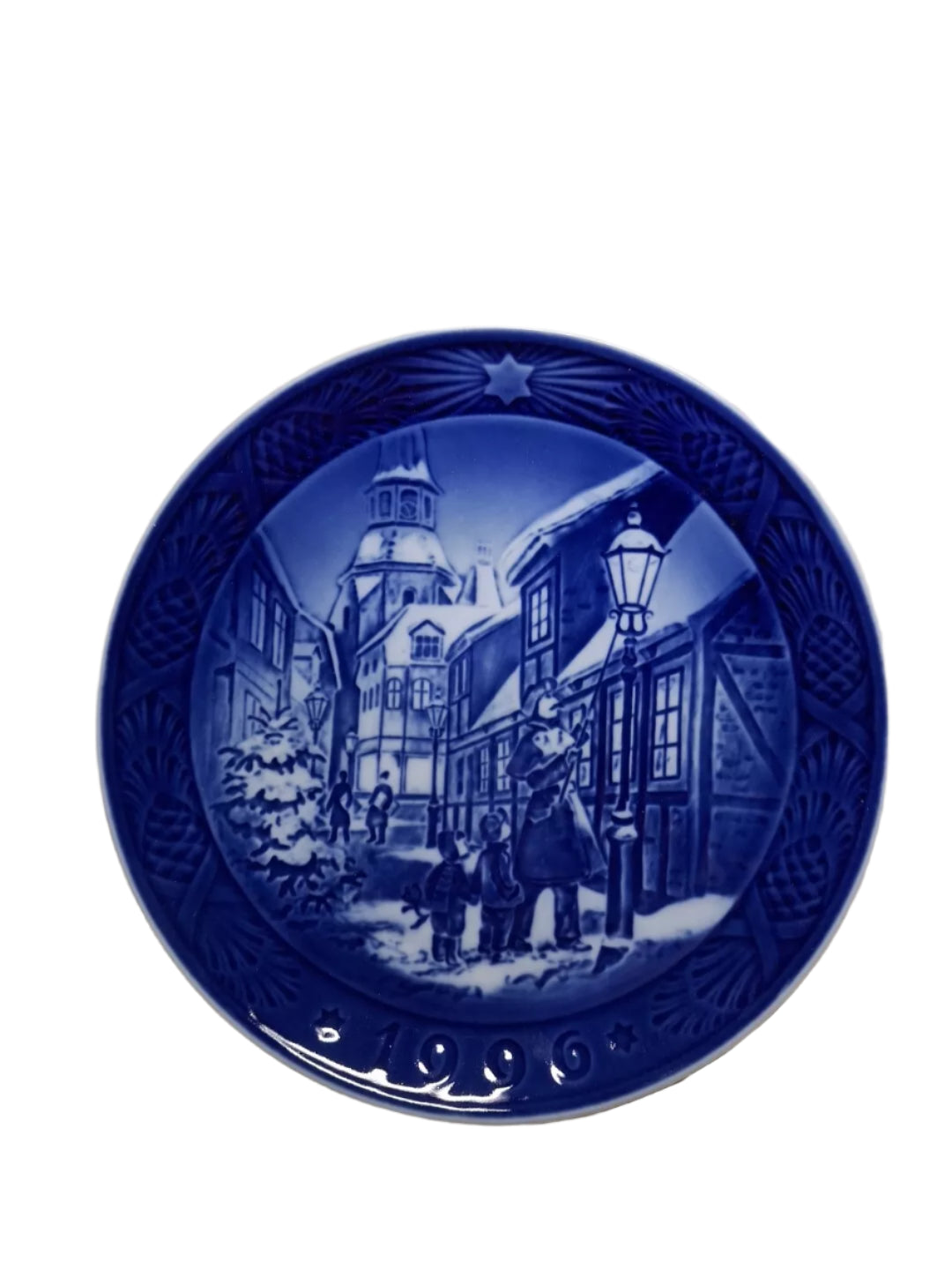 NEW Royal Copenhagen 1996 Lighting the Street Lamps Christmas Plate 7-1/8"